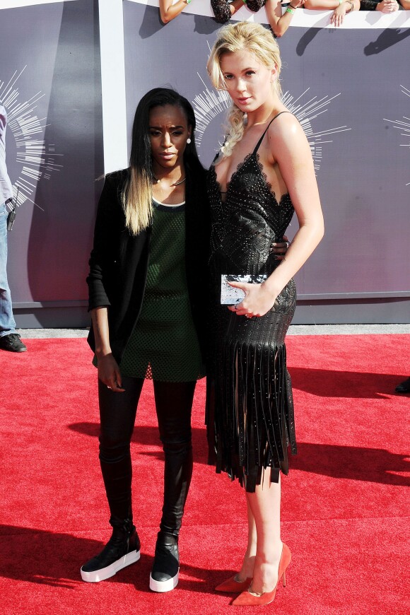 Ireland Baldwin et la rappeuse Angel Haze sur le tapis rouge des MTV Video Music Awards à Los Angeles, le 24 août 2014.