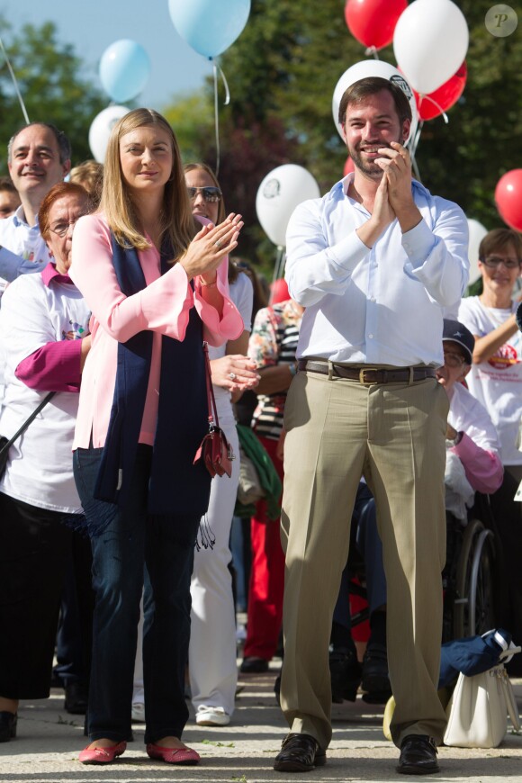 Et on tape dans les mains ! Le prince Guillaume et la princesse Stéphanie de Luxembourg lors de l'échauffement à la 2e édition de l'European Unity Walk le 20 septembre 2014 à Luxembourg.