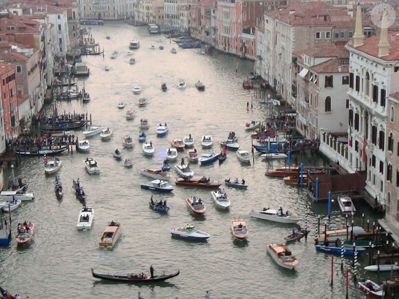 Exclusif - Vue aérienne des arrivées en bateau de George Clooney et ses invités qui se rendent à son mariage avec Amal Alamuddin à l'Aman Canal Grande Venice à Venise, le 27 septembre 2014.