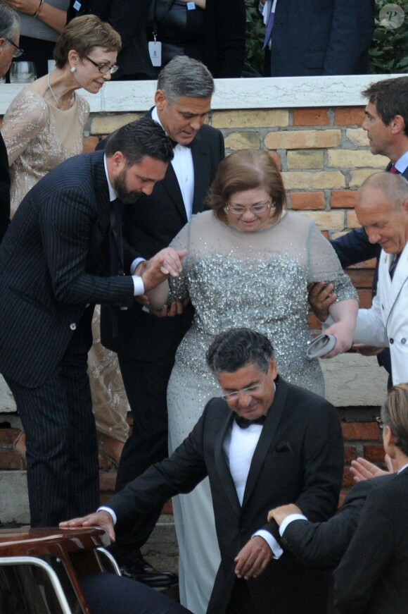 - George Clooney et ses invités se rendent à son mariage avec Amal Alamuddin à Venise, le 27 septembre 2014. Tout le monde a quitté l'hôtel pour se rendre à la cérémonie.  George Clooney leaves with the guests the hotel to go to his wedding with Amal Alamuddin in Venice, on Septembre 27, 2014.27/09/2014 - Venise