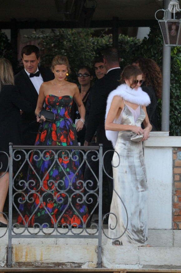 - George Clooney et ses invités quittent l'hôtel pour se rendre à son mariage avec Amal Alamuddin à Venise, le 27 septembre 2014.  George Clooney leaves with the guests the hotel to go to his wedding with Amal Alamuddin in Venice, on Septembre 27, 2014.27/09/2014 - Venise