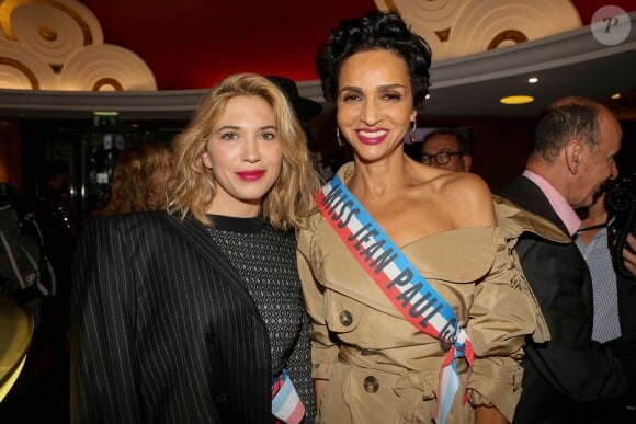 Farida Khelfa et sa belle-fille Camille Seydoux (soeur de Léa Seydoux) lors du dernier défilé de mode "Jean-Paul Gaultier", collection prêt-à-porter printemps-été 2015, au Grand Rex à Paris, le 27 septembre 2014