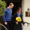 Kate Middleton avec le prince William à la sortie de l'hôpital King Edward VII à Londres le 6 décembre 2012, après avoir été traitée pour hyperémèse gravidique lors de sa première grossesse.