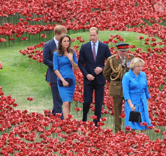 La duchesse de Cambridge avec les princes William et Harry à la Tour de Londres dans le cadre des commémorations du centenaire de la Première Guerre mondiale, le 5 août 2014. Sa dernière apparition officielle avant l'annonce, le 8 septembre, de sa grossesse et de son état de santé délicat.