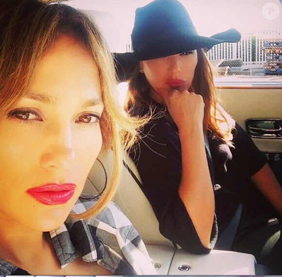 Jennifer Lopez a été victime d'un léger accident de voiture en compagnie de son amie Leah Remini, le 28 septembre 2014.