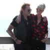 Johnny Hallyday et sa femme Laeticia sont allés se promener en moto aux alentours de Los Angeles. Le couple a déjeuné en amoureux chez "Blue Plate" à Santa Monica, avant de se faire prendre en photo devant la plage de Santa Monica, le 27 septembre 2014.