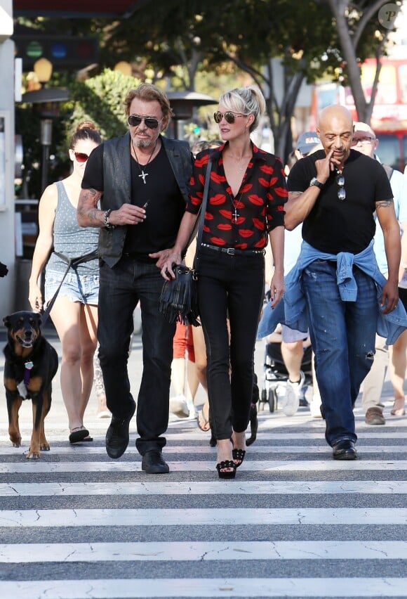 Johnny Hallyday et sa femme Laeticia sont allés se promener en moto aux alentours de Los Angeles. À leurs côtés, Daniel, le coach du rockeur. Le couple a déjeuné en amoureux chez "Blue Plate" à Santa Monica, avant de se faire prendre en photo devant la plage de Santa Monica, le 27 septembre 2014.