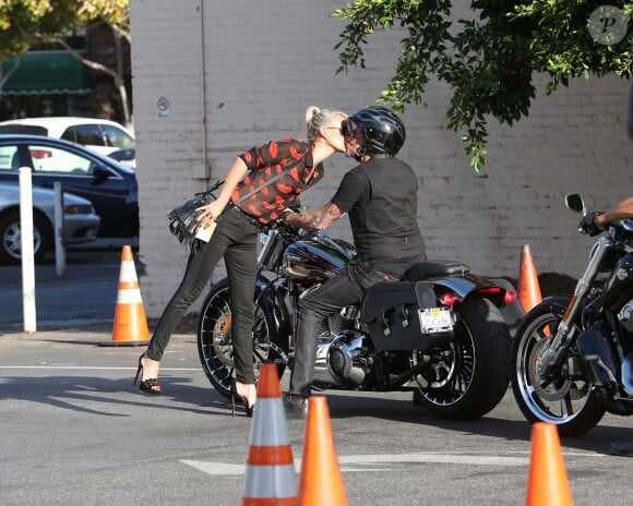 Johnny Hallyday et sa femme Laeticia s'embrassent à Los Angeles, le 27 septembre 2014.