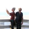 Johnny Hallyday et sa femme Laeticia sont allés se promener en moto aux alentours de Los Angeles. Le couple a déjeuné en amoureux chez "Blue Plate" à Santa Monica, avant de se faire prendre en photo devant la plage de Santa Monica, le 27 septembre 2014.