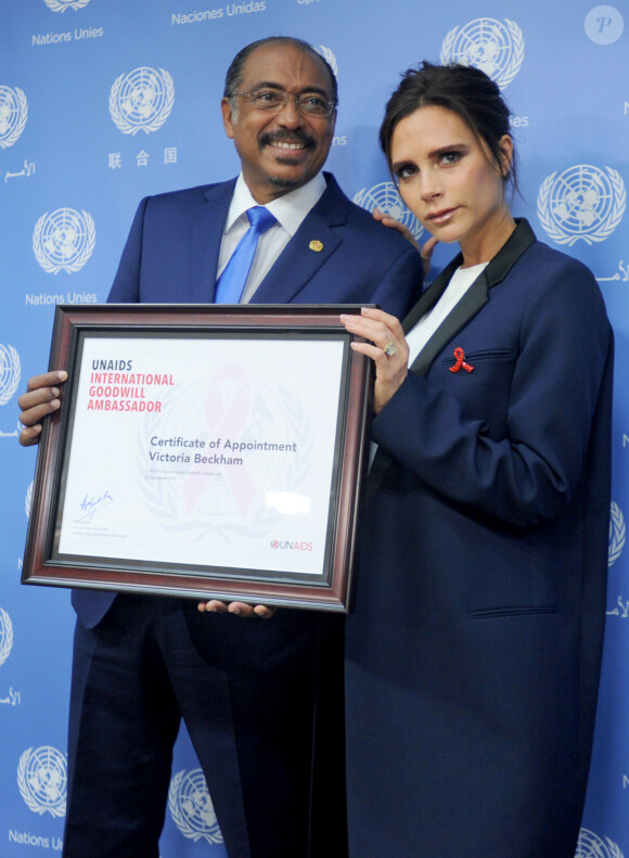 Victoria Beckham intronisée ambassadrice de bonne volonté de l'UNAIDS lors d'une conférence de presse, au côté du directeur général du programme, Michel Sidibé. New York, le 25 septembre 2014.