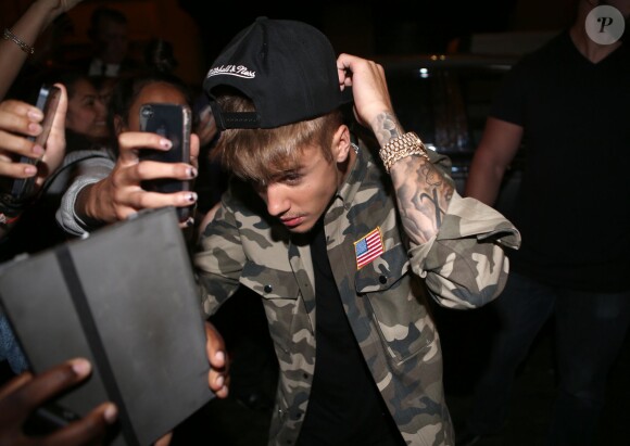 Justin Bieber rentre à son hôtel où de nombreuses fans l'attendaient à Paris, le 30 septembre 2014 après avoir dîner avec Kendall Jenner au restaurant Ferdi.