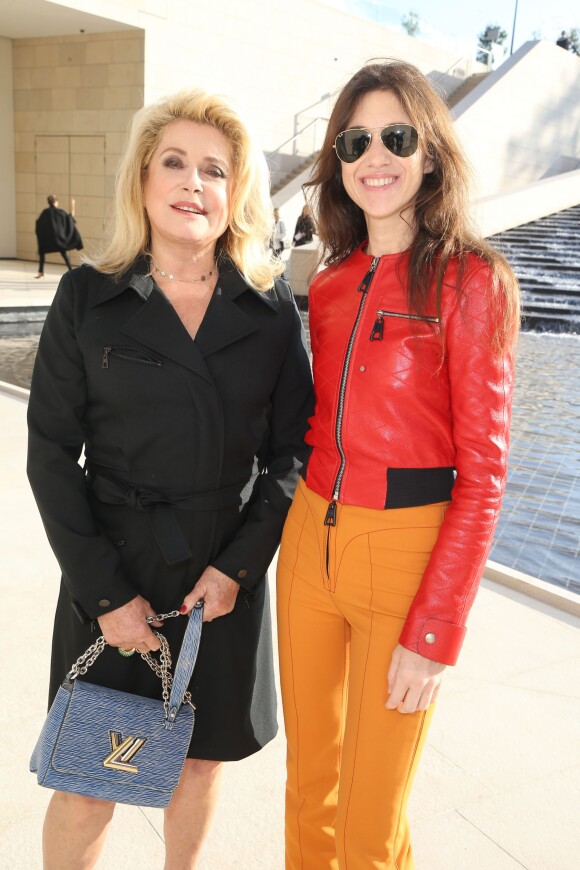 Catherine Deneuve et Charlotte Gainsbourg à la Fondation Louis Vuitton lors du défilé Louis Vuitton printemps-été 2015. Paris, le 1er octobre 2014.