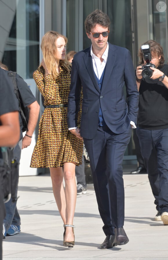 Natalia Vodianova et Antoine Arnault quittent la Fondation Louis Vuitton à l'issue du défilé Louis Vuitton. Paris, le 1er octobre 2014.
