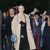 Miranda Kerr arrive à la Fondation Louis Vuitton pour assister au défilé Louis Vuitton printemps-été 2015. Paris, le 1er octobre 2014.