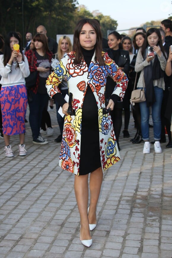 Miroslava Duma, enceinte, arrive à la Fondation Louis Vuitton pour assister au défilé Louis Vuitton printemps-été 2015. Paris, le 1er octobre 2014.