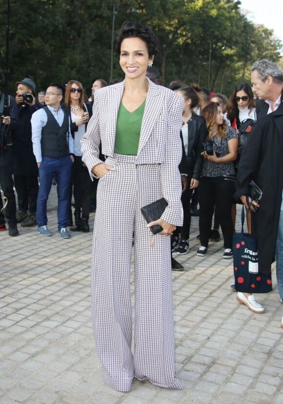 Farida Khelfa arrive à la Fondation Louis Vuitton pour assister au défilé Louis Vuitton printemps-été 2015. Paris, le 1er octobre 2014.