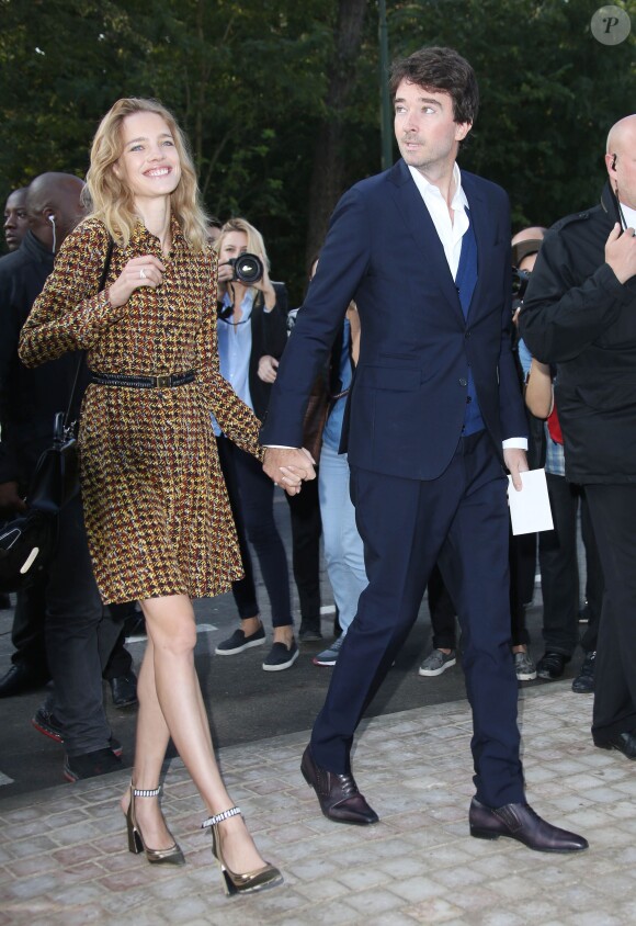 Natalia Vodianova et son compagnon Antoine Arnault arrivent à la Fondation Louis Vuitton pour assister au défilé Louis Vuitton printemps-été 2015. Paris, le 1er octobre 2014.