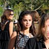 Selena Gomez arrive à la Fondation Louis Vuitton pour assister au défilé Louis Vuitton printemps-été 2015. Paris, le 1er octobre 2014.