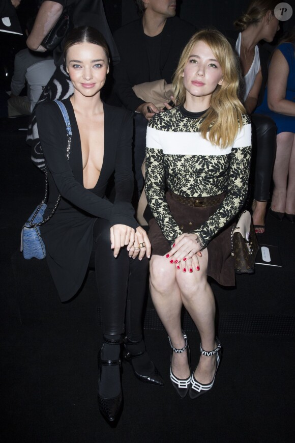 Miranda Kerr et Haley Bennett assistent au défilé Louis Vuitton printemps-été 2015 à la Fondation Louis Vuitton. Paris, le 1er octobre 2014.