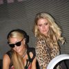 Paris Hilton et sa soeur Nicky Hilton aux platines lors de la Closing Party de la Fashion Week prêt-à-porter collection Printemps-Eté 2015 organisée par Mercedes-Benz, partenaire officiel de la Semaine des créateurs de mode, au Vip Room à Paris, le 1er octobre 2014.