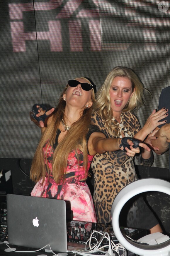 Paris Hilton et sa soeur Nicky Hilton aux platines lors de la Closing Party de la Fashion Week prêt-à-porter collection Printemps-Eté 2015 organisée par Mercedes-Benz, partenaire officiel de la Semaine des créateurs de mode, au Vip Room à Paris, le 1er octobre 2014.