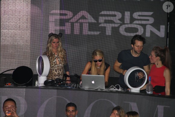 Paris Hilton et sa soeur Nicky Hilton aux platines lors de la Closing Party de la Fashion Week prêt-à-porter collection Printemps-Eté 2015 organisée par Mercedes-Benz, partenaire officiel de la Semaine des créateurs de mode, au Vip Room à Paris, le 1er octobre 2014.