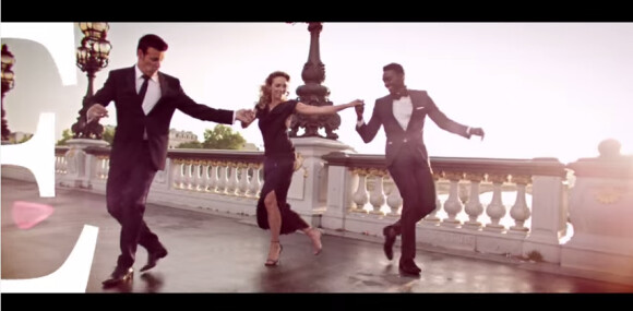 Pas de danse sur le pont des Invalides... Image du clip de L-O-V-E, extrait de l'album Forever Gentlemen Vol.2 (sortie : le 20 octobre 2014), par Claire Keim, Corneille et Roch Voisine.
