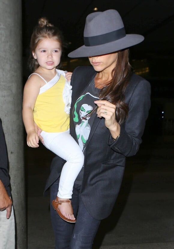 Victoria Beckham et sa fille Harper arrivent à l'aéroport de LAX à Los Angeles, le 18 juillet 2014