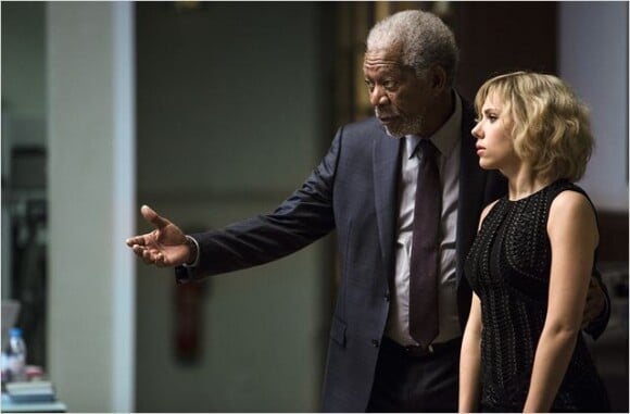 Morgan Freeman et Scarlett Johansson dans Lucy.