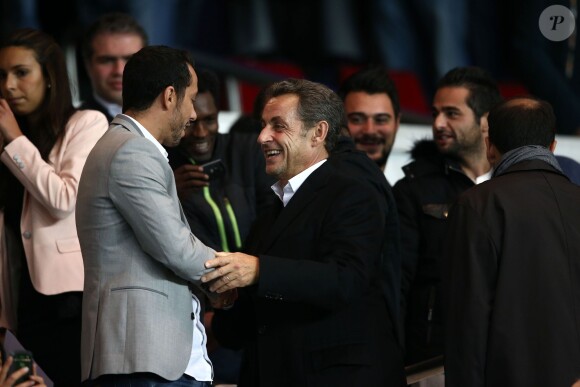 Nicolas Sarkozy et Nenê lors du match de Ligue 1 entre le PSG et Monaco au Parc des Princes à Paris le 5 octobre 2014