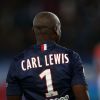 Carl Lewis lors du match de Ligue 1 entre le PSG et Monaco au Parc des Princes à Paris le 5 octobre 2014