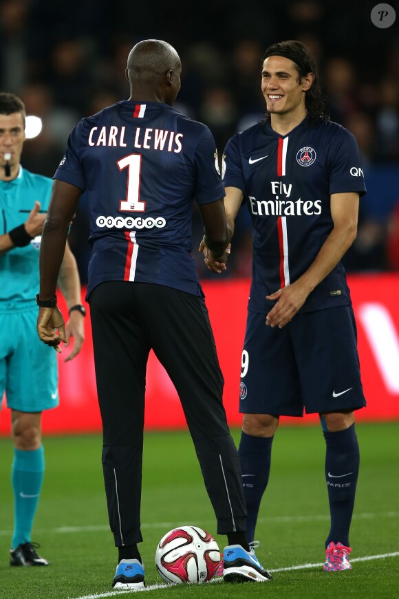 Carl Lewis et Edinson Cavani lors du match de Ligue 1 entre le PSG et Monaco au Parc des Princes à Paris le 5 octobre 2014