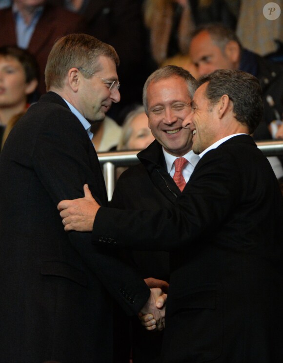Nicolas Sarkozy et le président de l'ASM Dmitry Rybolovlev et le vice président Vadim Vasilyev lors du match de Ligue 1 entre le PSG et Monaco au Parc des Princes à Paris le 5 octobre 2014