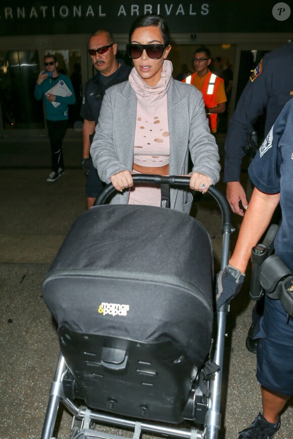 Kim Kardashian arrive, avec sa fille North, à l'aéroport LAX de Los Angeles. Le 2 octobre 2014
