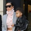 Kim Kardashian, sa fille North dans les bras, sort de l'hôtel, le "Royal Monceau", pour se rendre à l'aéroport. Paris, le 1er octobre 2014