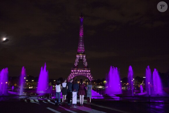 La tour Eiffel en rose - Lancement de la campagne de sensibilisation Octobre Rose (organisé par l'association "Le Cancer Du Sein, Parlons-En !") pour la recherche contre le cancer du sein au Palais National de Chaillot avec l'illumination de la Tour Eiffel en rose, à Paris le 7 octobre 2014