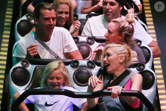 Gwen Stefani, son époux Gavin Rossdale et leur fils Zuma s'amusent à Disneyland à Anaheim, le 6 octobre 2014.