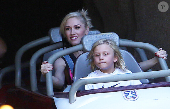 Gwen Stefani, son mari Gavin Rossdale et leur fils Zuma s'amusent à Disneyland à Anaheim, le 6 octobre 2014.