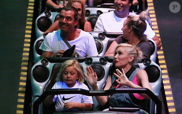 La chanteuse Gwen Stefani, son mari Gavin Rossdale et leur fils Zuma s'amusent à Disneyland à Anaheim, le 6 octobre 2014.