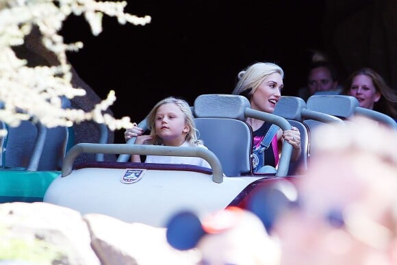 Gwen Stefani, son mari Gavin Rossdale et Zuma s'amusent à Disneyland à Anaheim, le 6 octobre 2014.