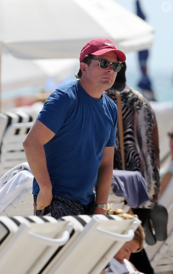 Michael J. Fox se détend sur une plage à Miami avec sa femme Tracy et leurs filles Esme Annabelle et Aquinnah, le 13 octobre 2013.
