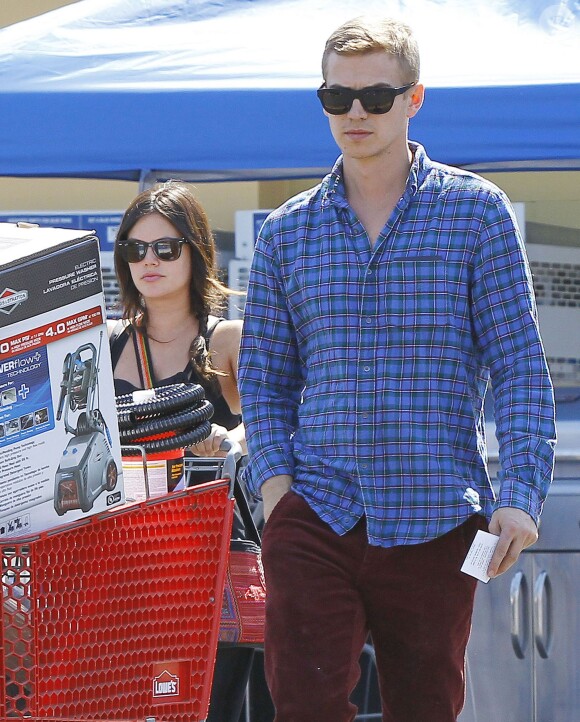 Exclusif - Rachel Bilson, enceinte, et son compagnon Hayden Christensen font du shopping dans un magasin de bricolage à Los Angeles, le 8 octobre 2014. Le couple a fait l'acquisition d'un nettoyeur haute pression.