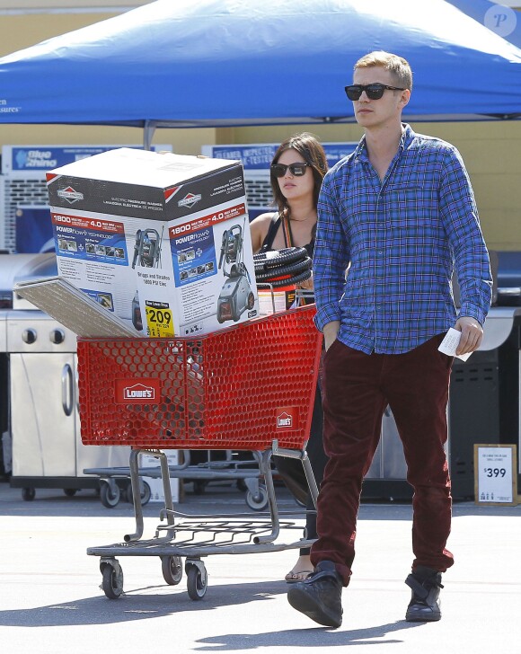 Exclusif - Rachel Bilson, enceinte, et son compagnon font du shopping dans un magasin de bricolage à Los Angeles, le 8 octobre 2014.