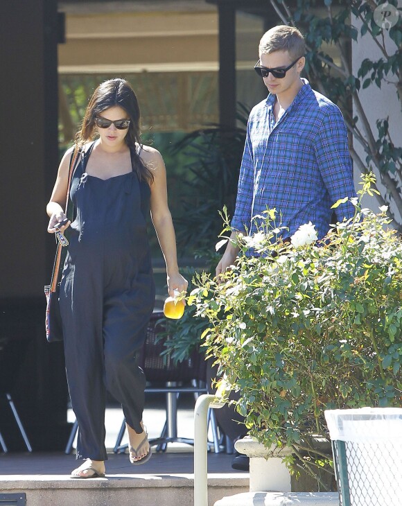Exclusif - Rachel Bilson, enceinte, et son compagnon Hayden Christensen font du shopping dans un magasin de bricolage à Los Angeles, le 8 octobre 2014.