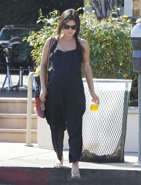 Exclusif - Rachel Bilson, enceinte et ravissante dans sa combinaison noire, fait du shopping à Los Angeles, le 8 octobre 2014.