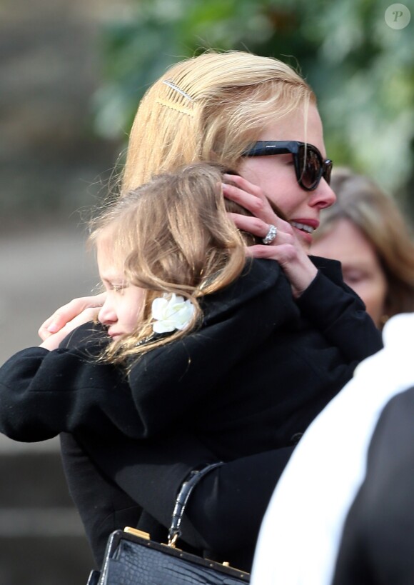 Nicole Kidman en larmes aux funérailles de son père en l'Eglise St Francis Xavier de Lavender Bay, Sydney, le 19 septembre 2014.