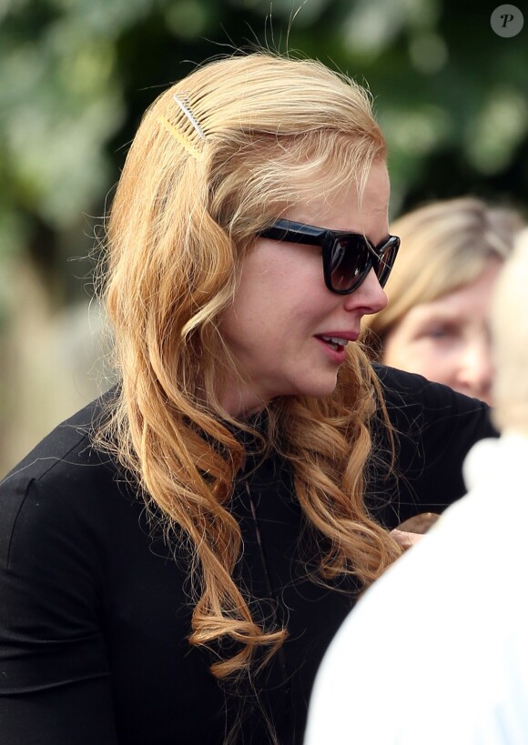 Nicole Kidman en larmes aux funérailles de son père en l'Eglise St Francis Xavier de Lavender Bay, Sydney, le 19 septembre 2014.