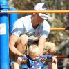 Josh Duhamel emmène son fils Axl au parc à Brentwood, le 11 octobre 2014.