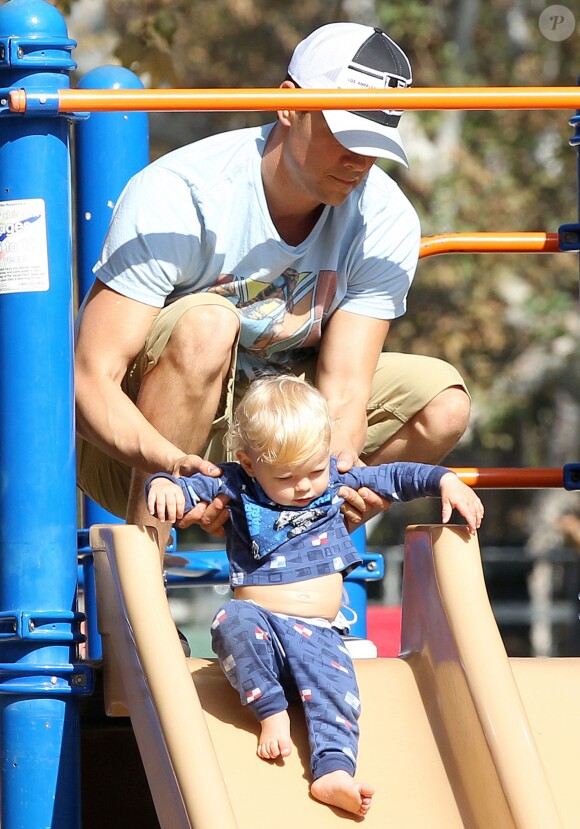 Josh Duhamel emmène son fils Axl au parc à Brentwood, le 11 octobre 2014.
