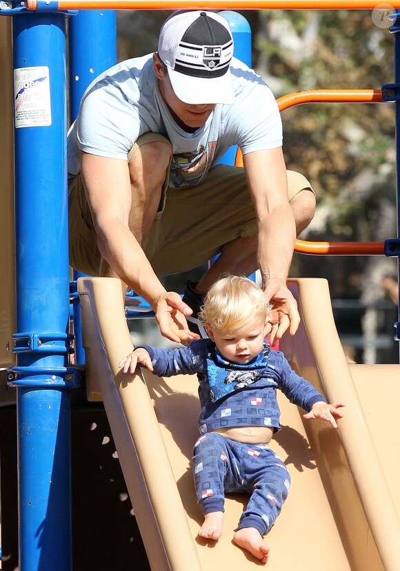 Josh Duhamel et son fils Axl se rendent au parc à Brentwood, le 11 octobre 2014.
